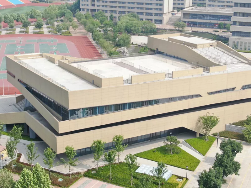 다음 캠퍼스 프로젝트를 위해 학교 강철 건물을 선택하는 이유는 무엇입니까?