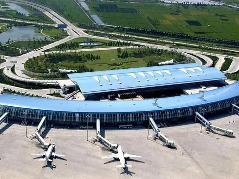 공항 터미널 디자인에서 스틸 프레임이 인기있는 이유는 무엇입니까?
